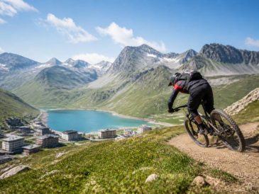 Bike park Tignes : le guide complet pour profiter des pistes et sentiers 🚵‍♂️