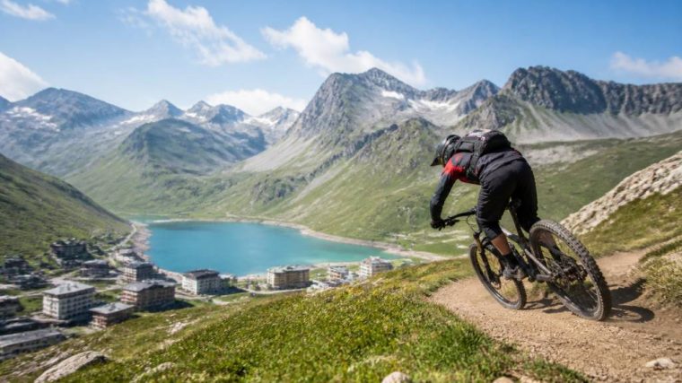 Bike park Tignes : le guide complet pour profiter des pistes et sentiers 🚵‍♂️