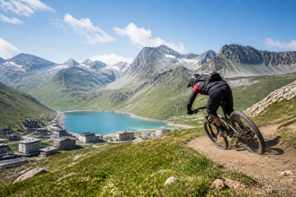 Bike park Tignes : le guide complet pour profiter des pistes et sentiers 🚵‍♂️
