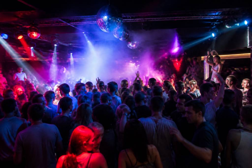 Boite de nuit tignes : où sortir le soir pour danser et faire la fête